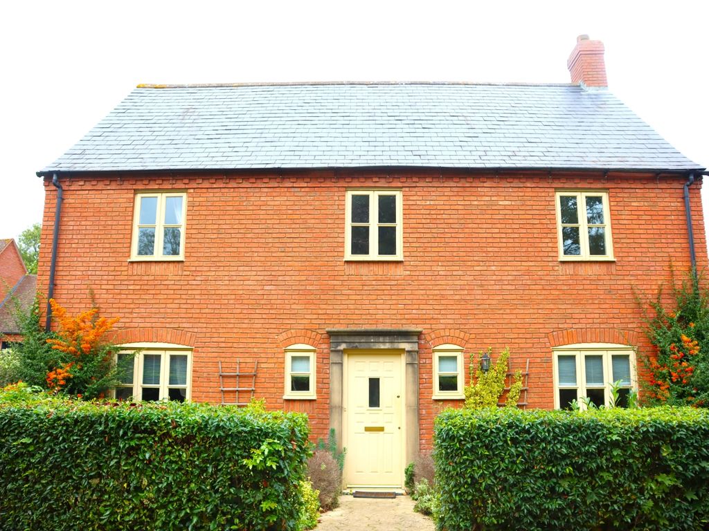 4 bed detached house to rent in Old Stable Yard, Old Stratford, Milton Keynes, Buckinghamshire MK19, £2,500 pcm