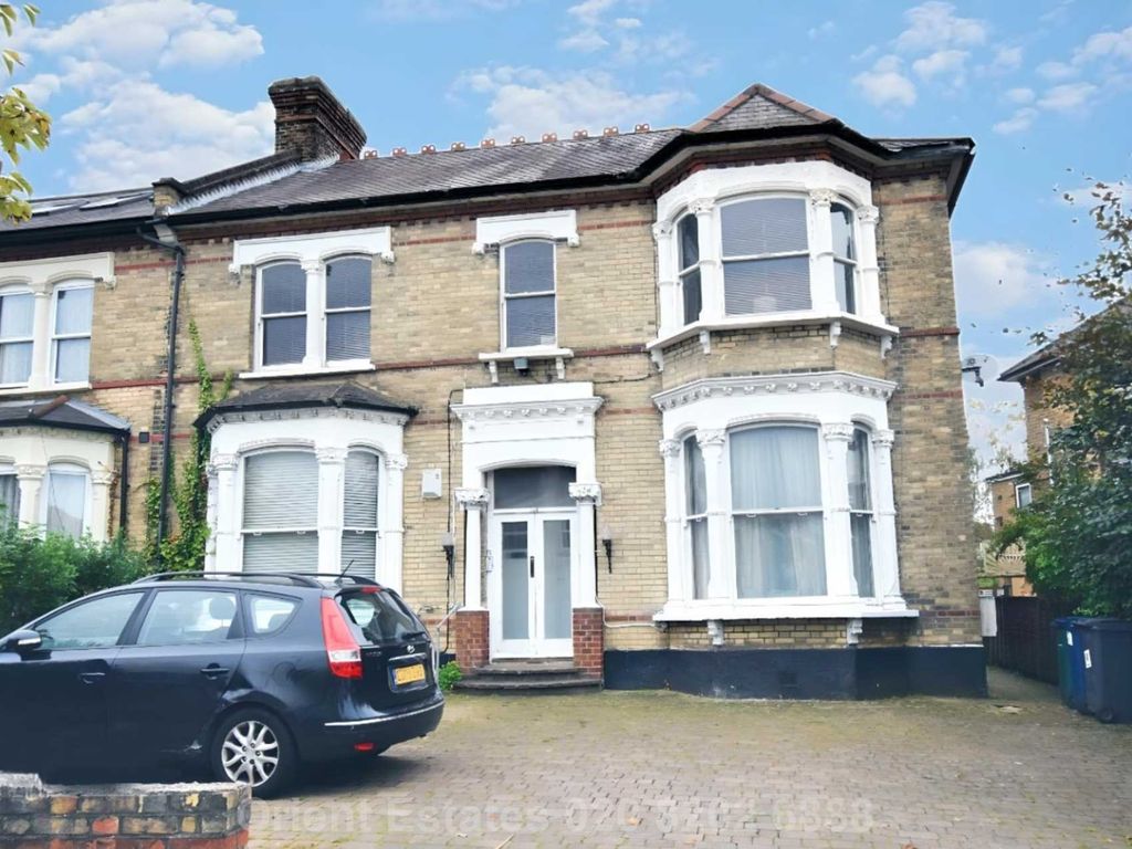 4 bed flat for sale in Station Road, London NW4, £690,000
