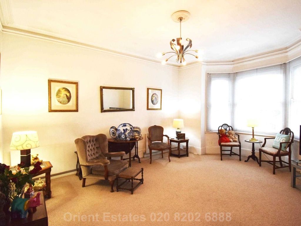 4 bed flat for sale in Station Road, London NW4, £690,000