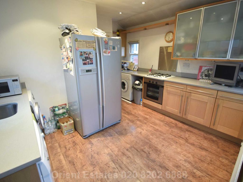 4 bed flat for sale in Station Road, London NW4, £690,000