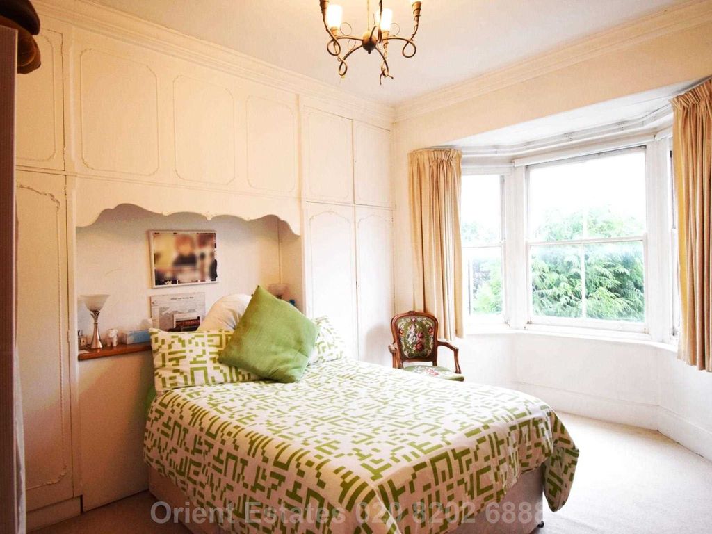 4 bed flat for sale in Station Road, London NW4, £690,000