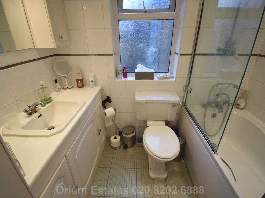 4 bed flat for sale in Station Road, London NW4, £690,000