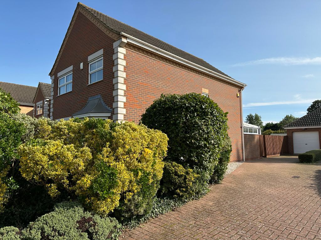 4 bed detached house for sale in Playfield Close, Biggleswade SG18, £500,000