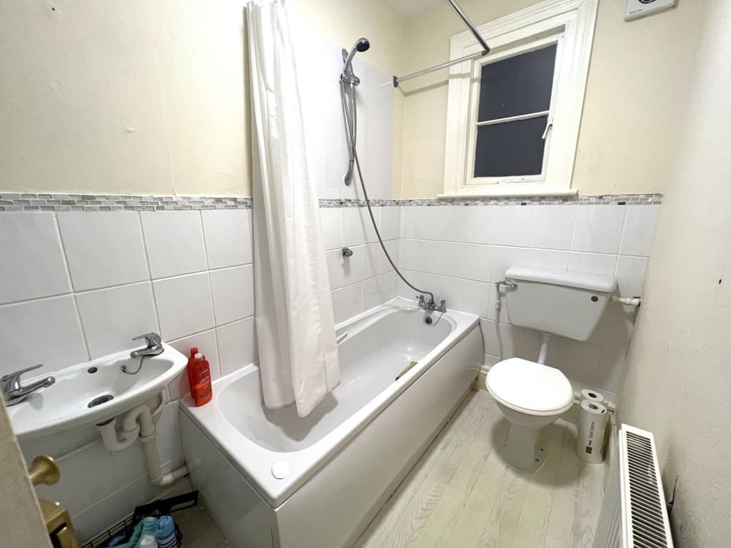 2 bed flat to rent in Brunswick Place, Dawlish, Devon EX7, £725 pcm