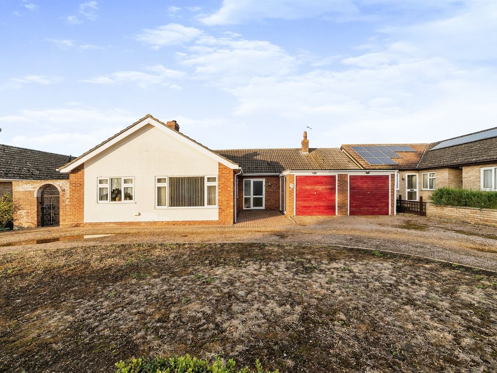3 bed detached bungalow for sale in Hamblings Piece, East Harling, Norwich NR16, £400,000