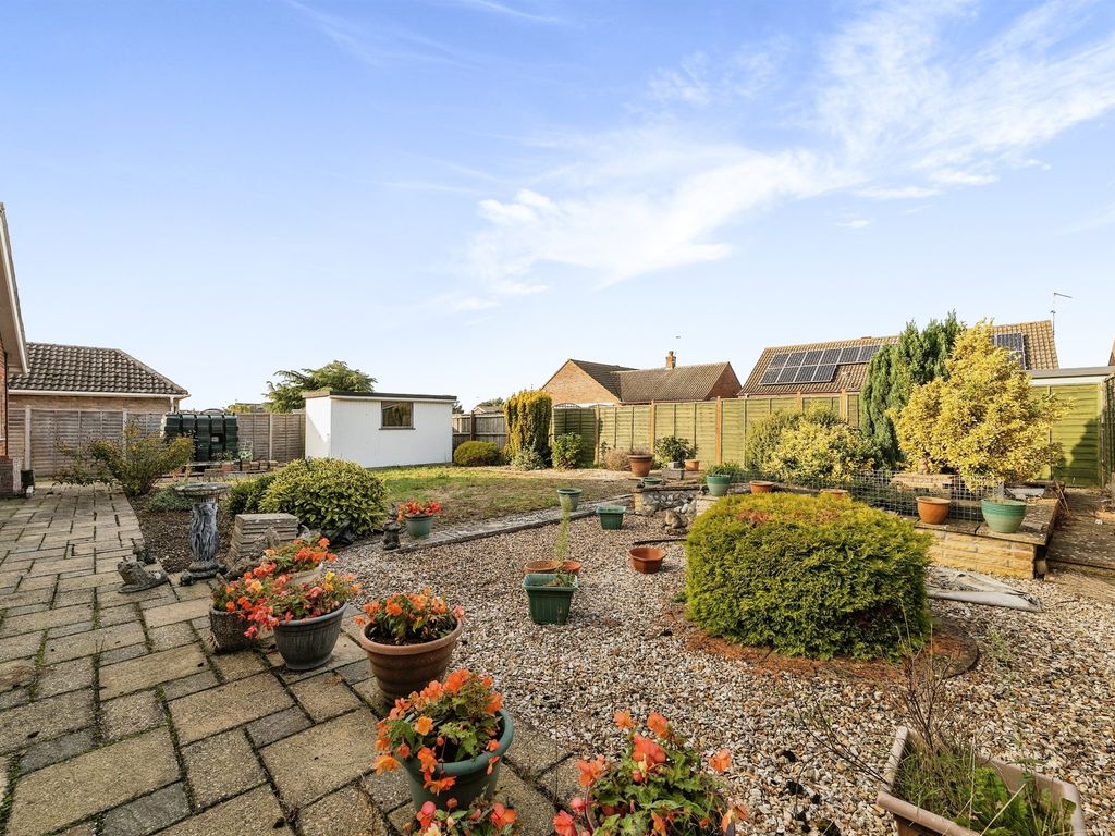 3 bed detached bungalow for sale in Hamblings Piece, East Harling, Norwich NR16, £400,000