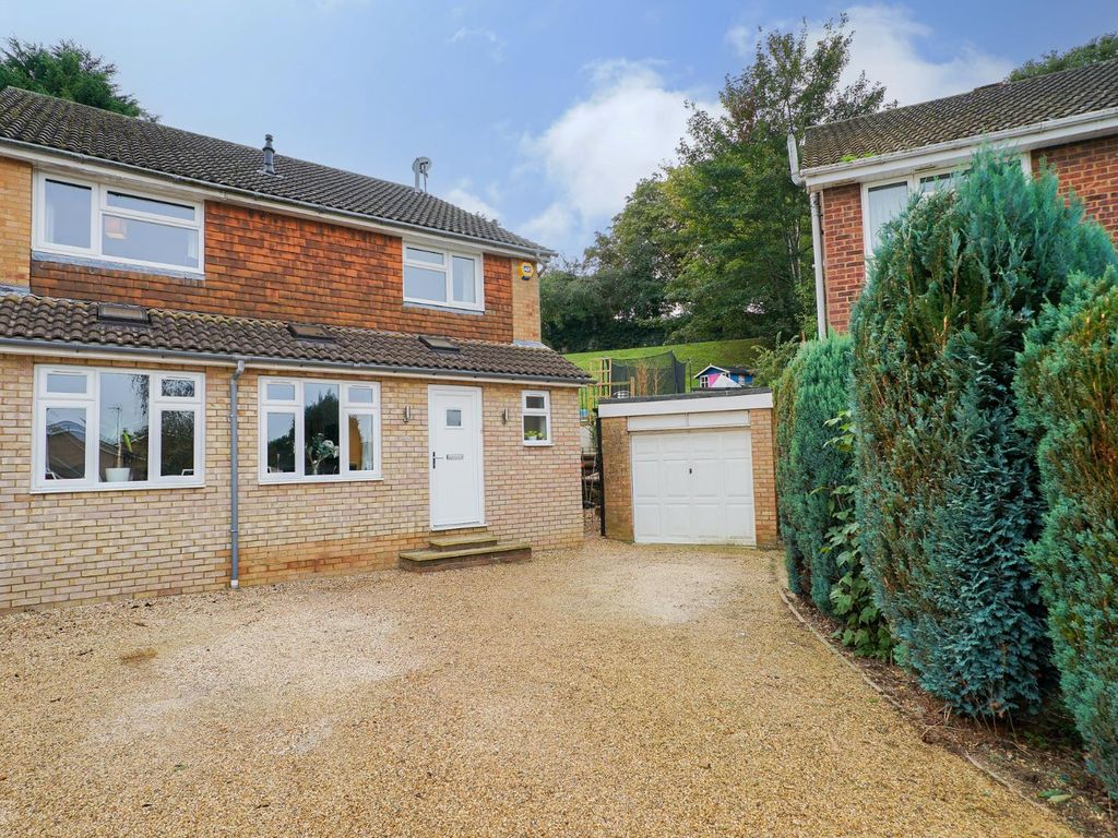 4 bed detached house for sale in Harrow Road, Leighton Buzzard LU7, £580,000