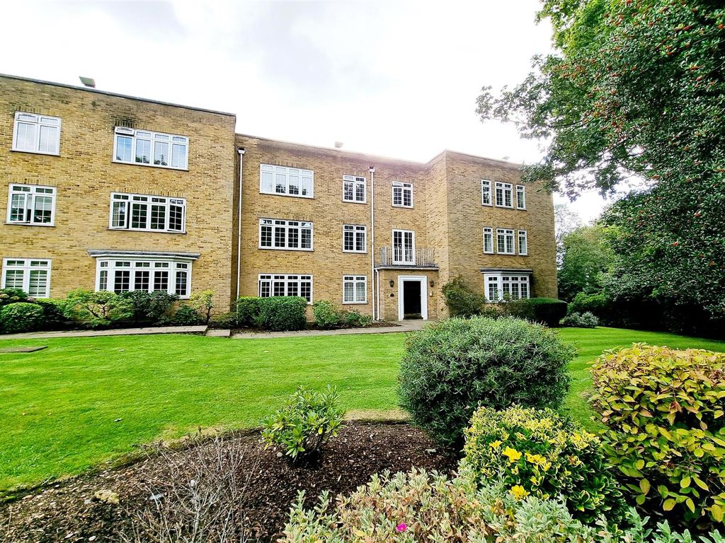2 bed flat for sale in The Grange, Games Road, Cockfosters/Hadley Wood EN4, £575,000
