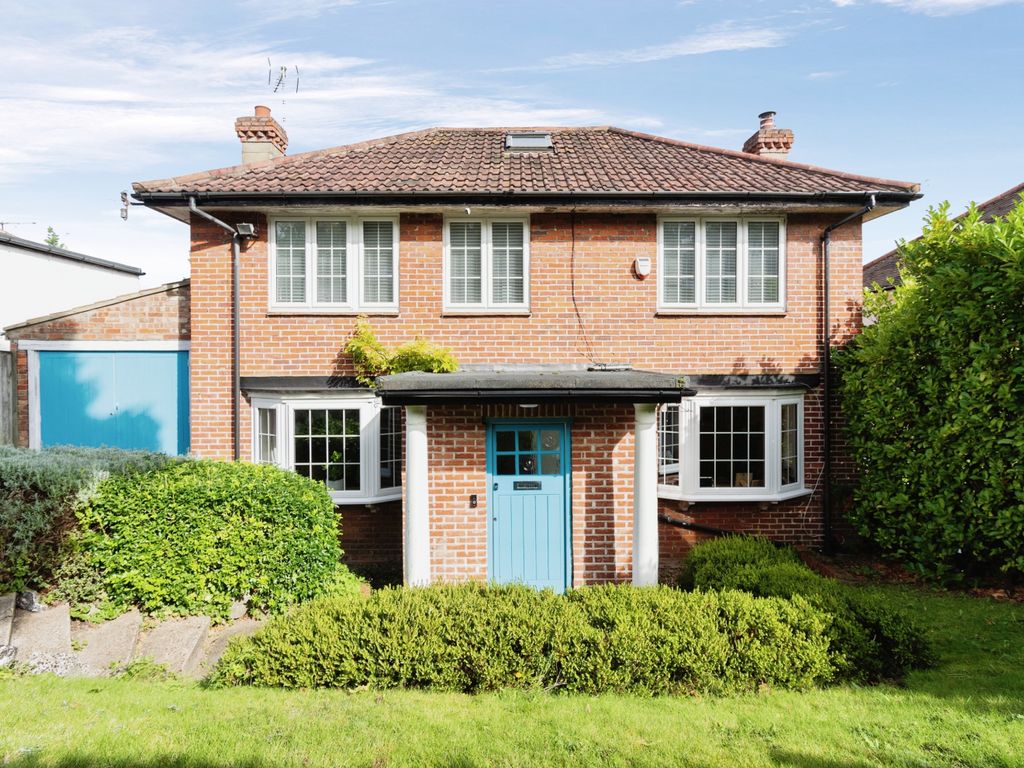 4 bed detached house for sale in Valley Road, Kenley CR8, £650,000