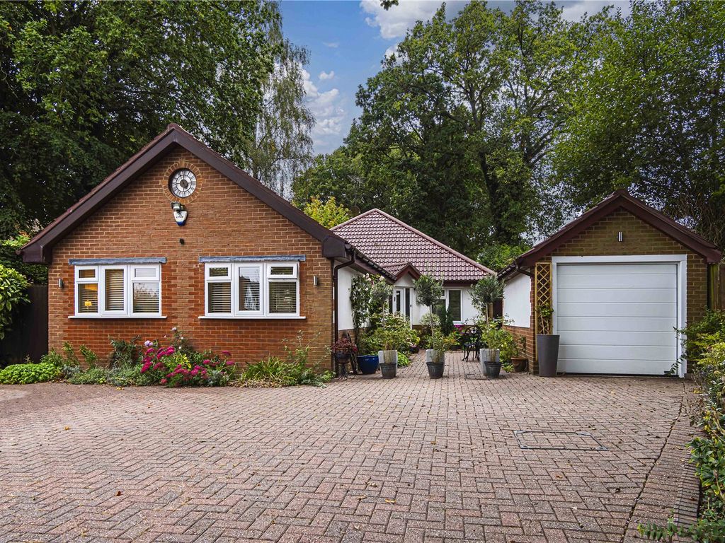 4 bed bungalow for sale in Oakway, Studham, Central Bedfordshire LU6, £900,000