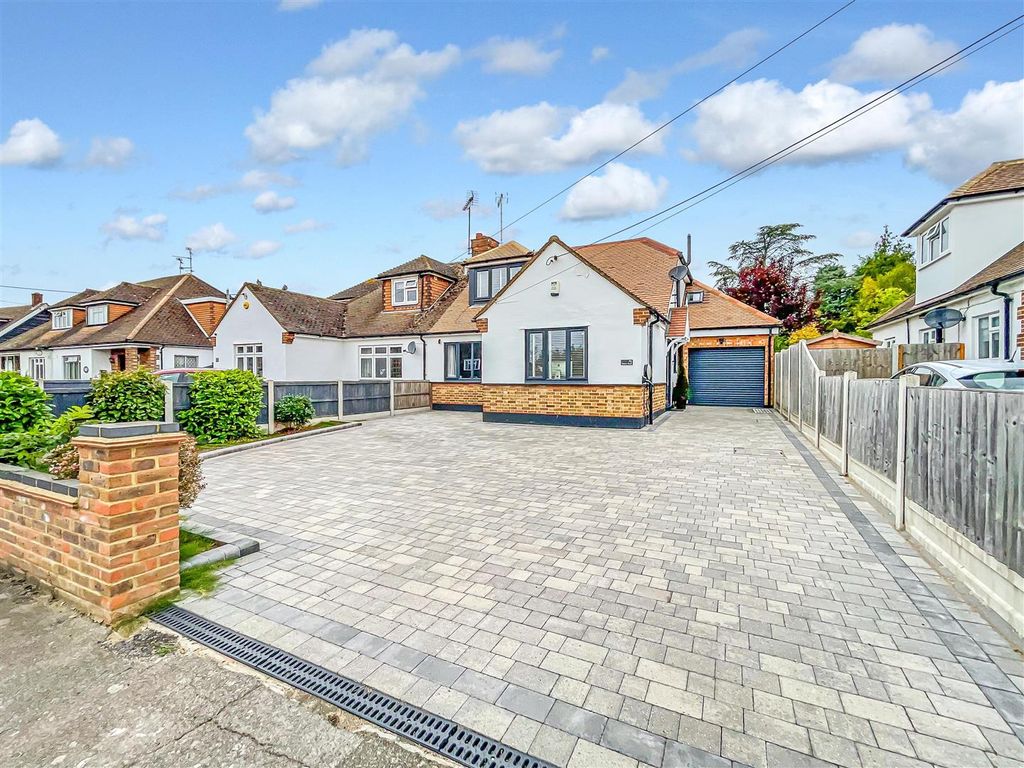 4 bed property for sale in Nelson Road, Rayleigh SS6, £675,000