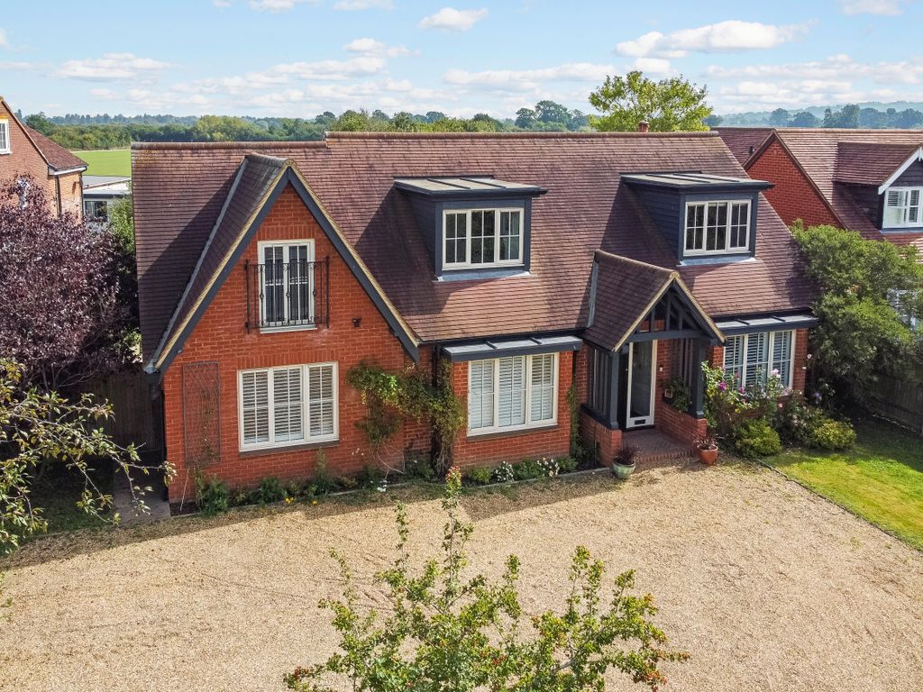 5 bed detached house for sale in Fifield Road, Maidenhead SL6, £1,250,000