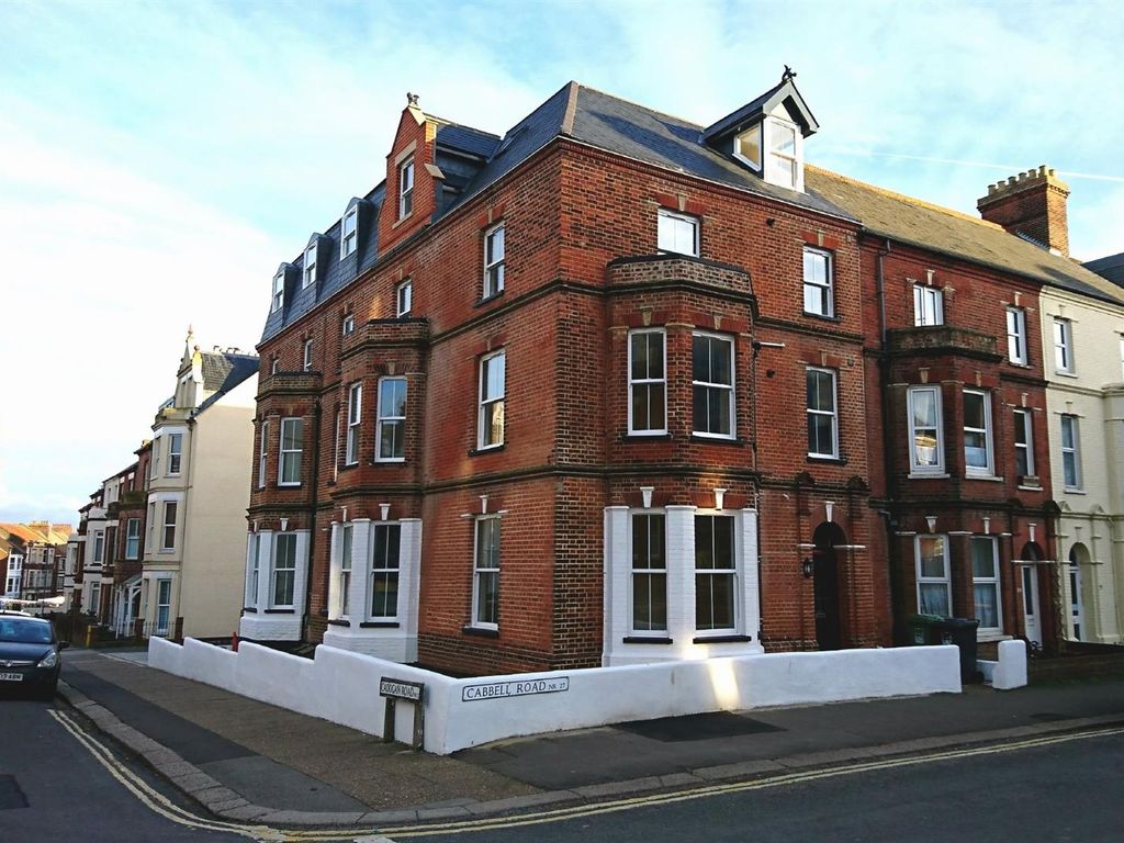 2 bed flat to rent in Cabbell Road, Cromer NR27, £950 pcm
