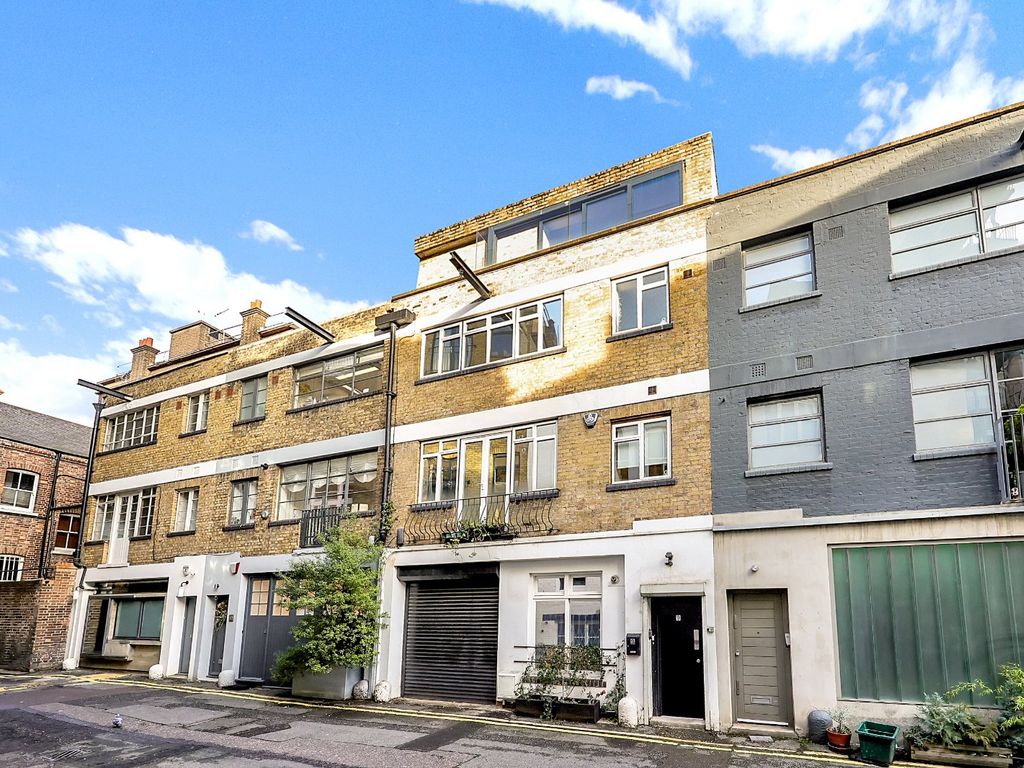 3 bed terraced house to rent in Hatton Place, Clerkenwell EC1N, £4,000 pcm