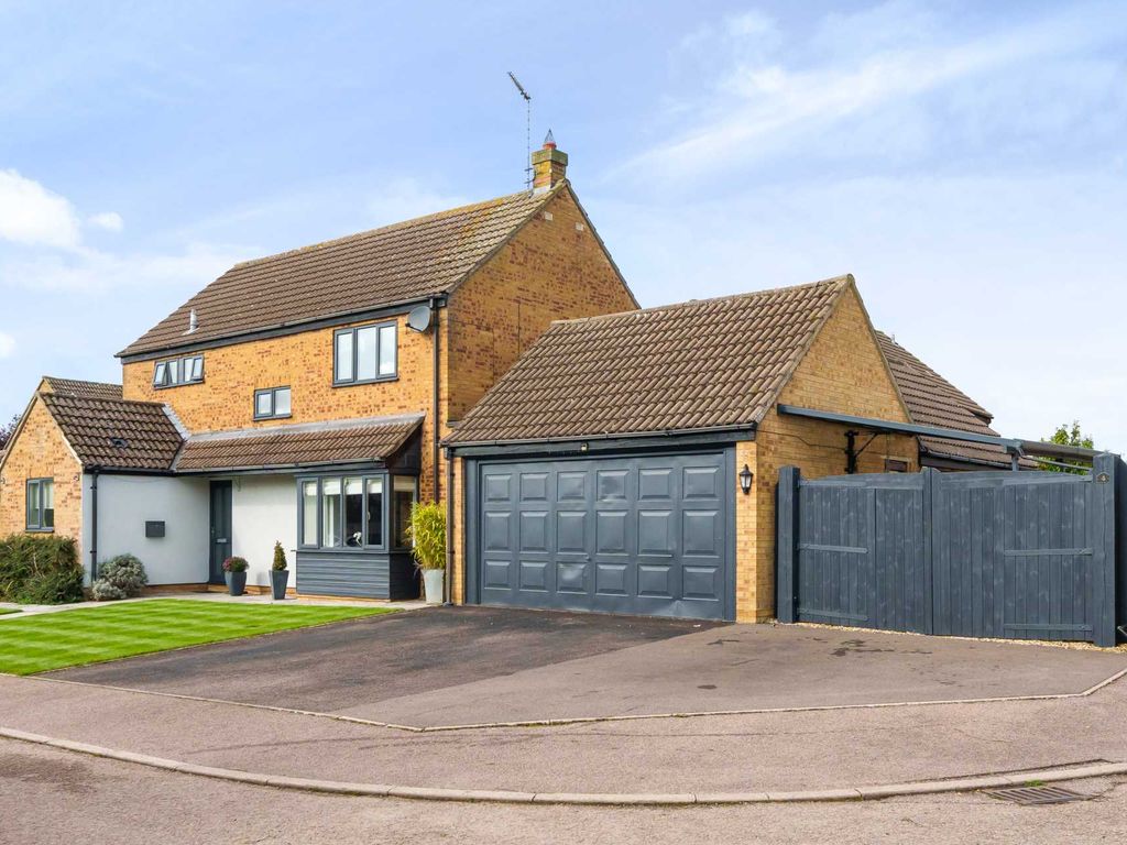 6 bed detached house for sale in Brittons Close, Sharnbrook MK44, £580,000
