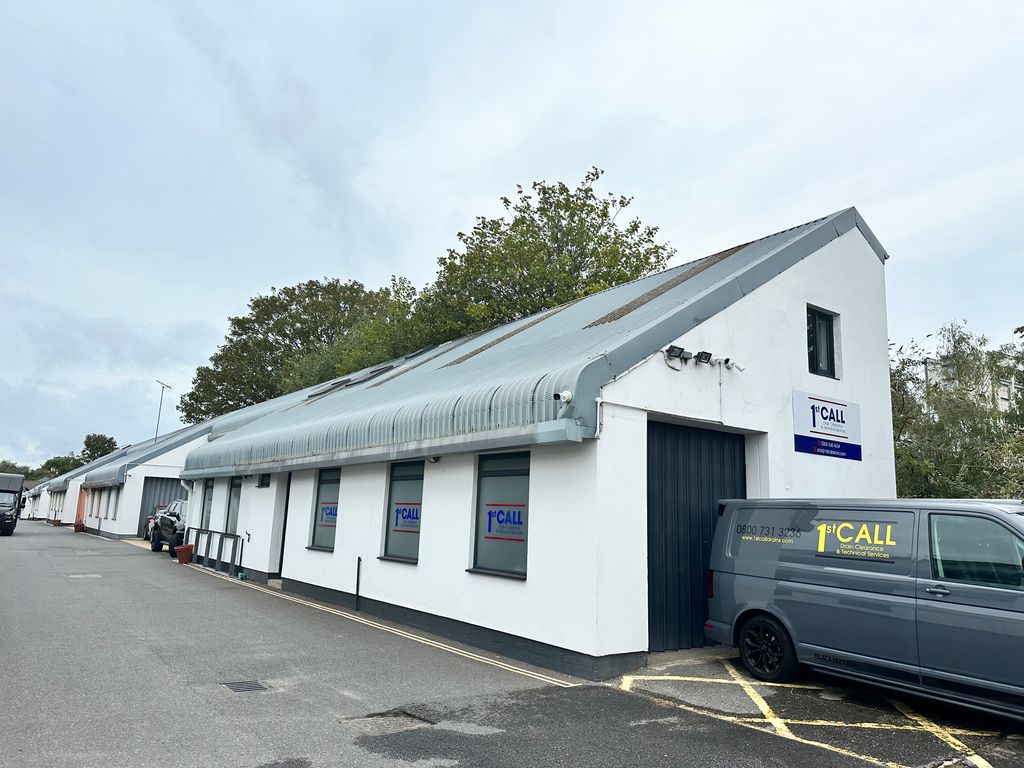 Industrial to let in 11 Brook Lane Business Centre, Brook Road South, Brentford TW8, £26,000 pa