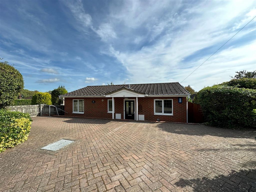2 bed bungalow for sale in Chapel Street, East Malling, West Malling ME19, £350,000