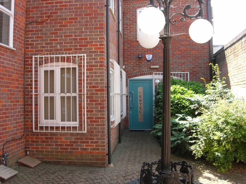 Office to let in High Street, Chesham HP5, £17,640 pa