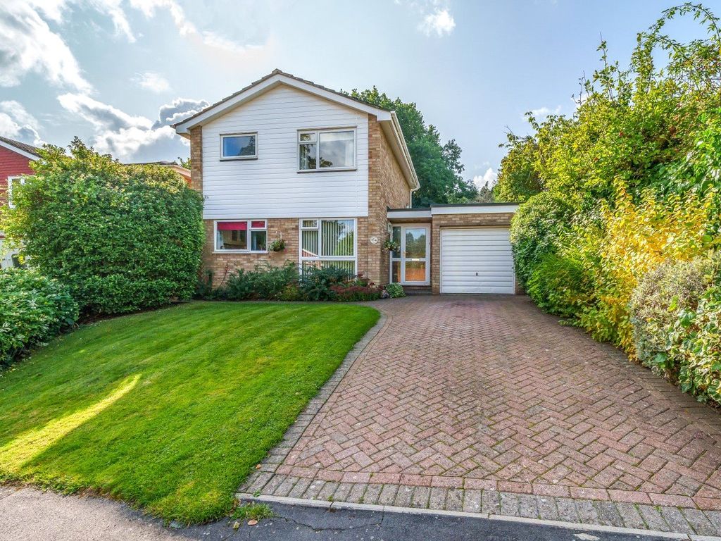 3 bed detached house for sale in Orchard Mains, Woking GU22, £720,000