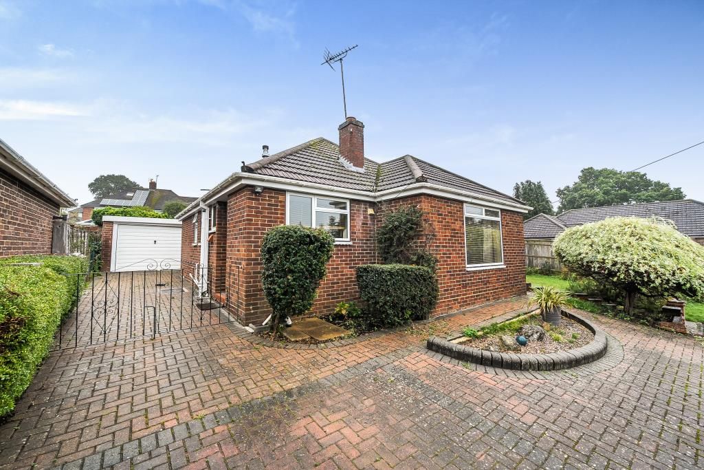 3 bed detached bungalow for sale in Emmer Green, Convenient For Caversham RG4, £550,000