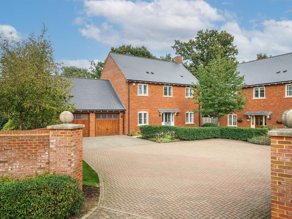 4 bed detached house for sale in Bell Farm Close, Studham, Bedfordshire LU6, £900,000