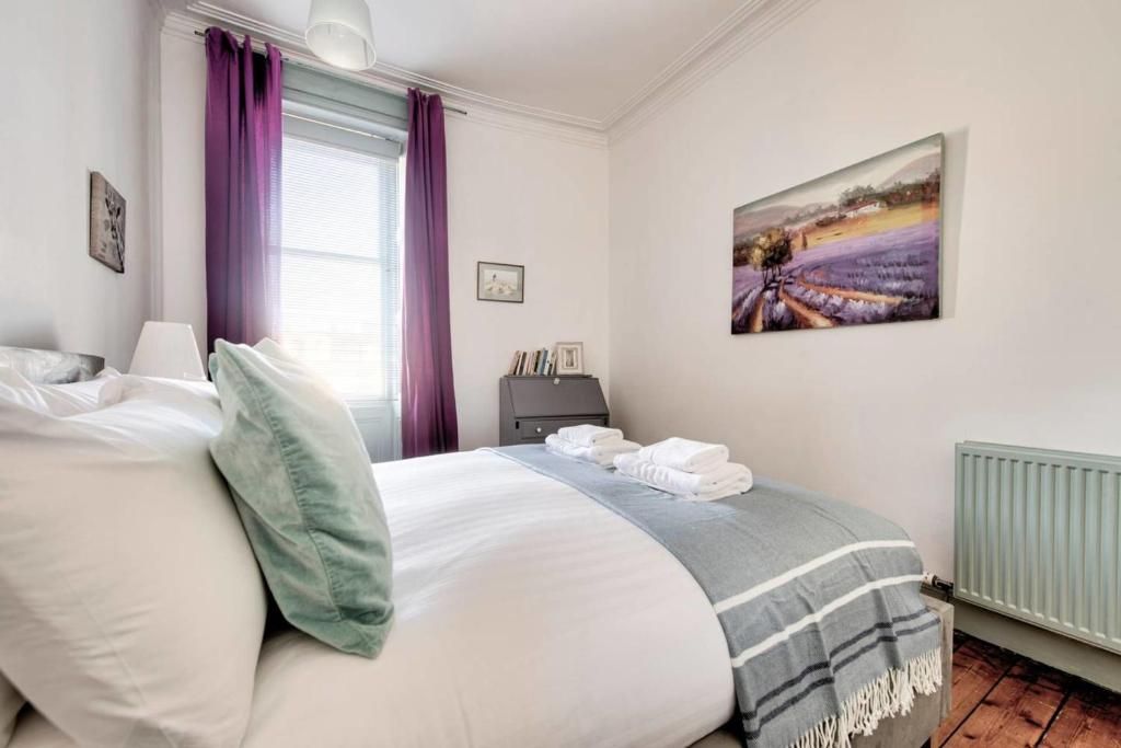2 bed flat to rent in Jeffrey Street, Edinburgh EH1, £2,500 pcm