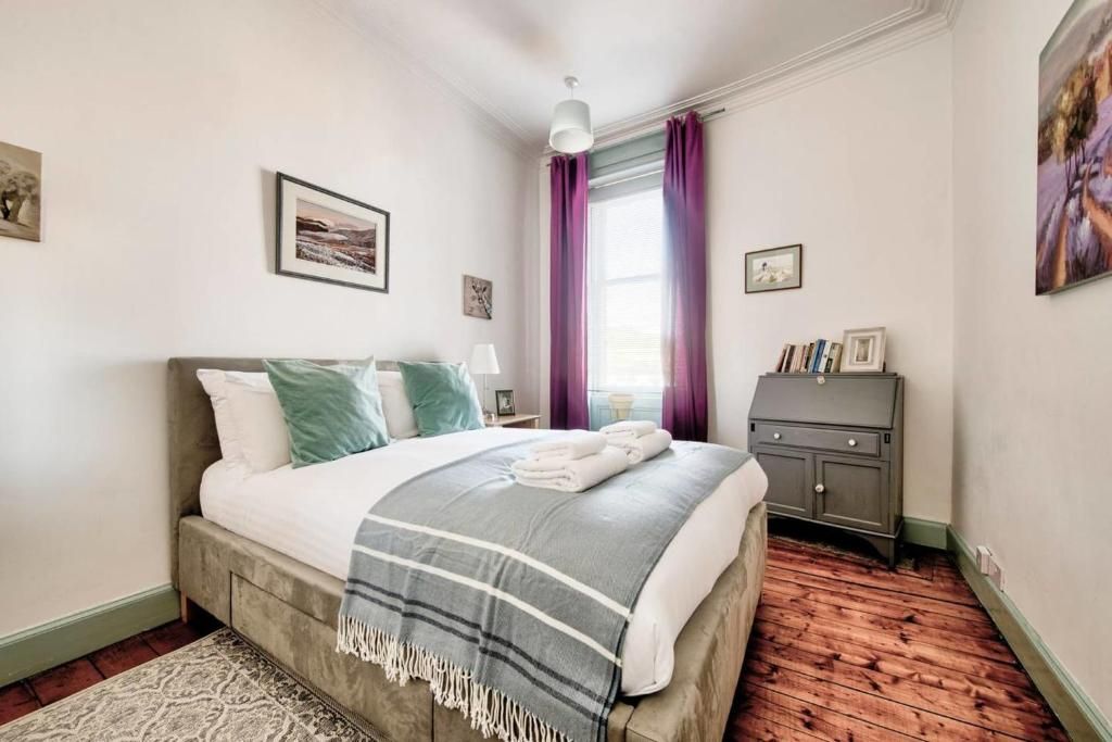 2 bed flat to rent in Jeffrey Street, Edinburgh EH1, £2,500 pcm