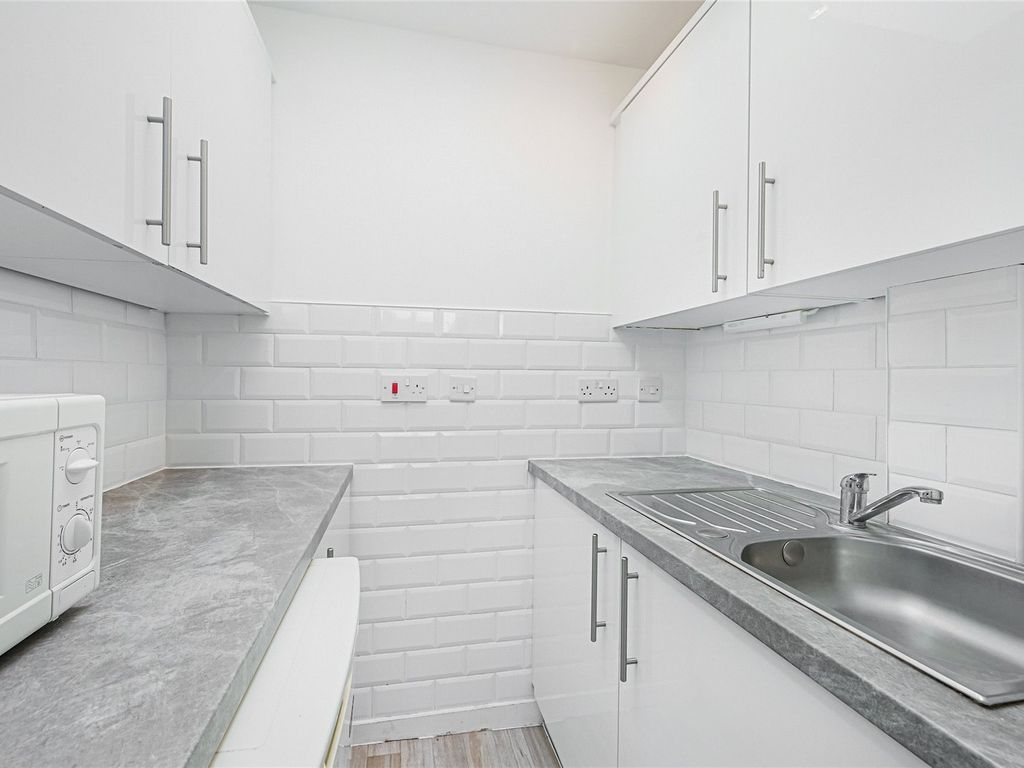 1 bed flat for sale in Cambridge Street, Abbots Manor SW1V, £450,000