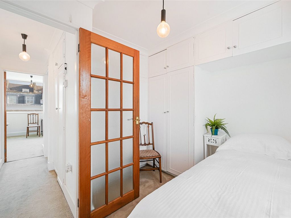 1 bed flat for sale in Cambridge Street, Abbots Manor SW1V, £450,000