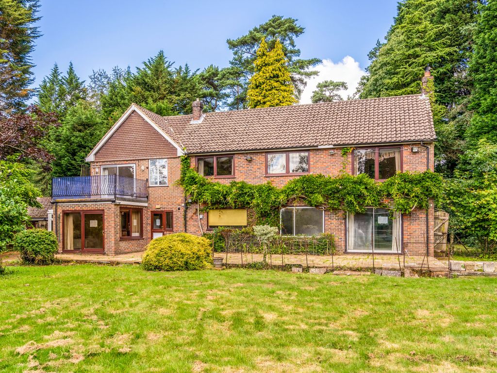 5 bed detached house for sale in Hindhead Road, Hindhead GU26, £900,000
