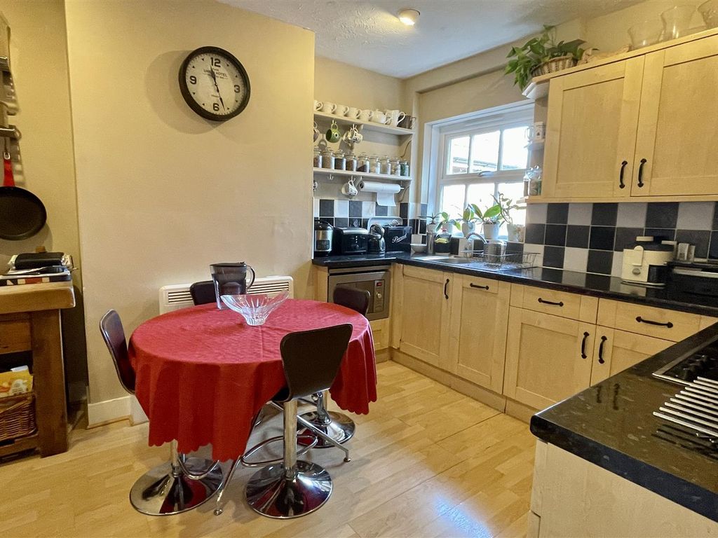 2 bed flat for sale in High Street, Bramley, Guildford GU5, £367,500
