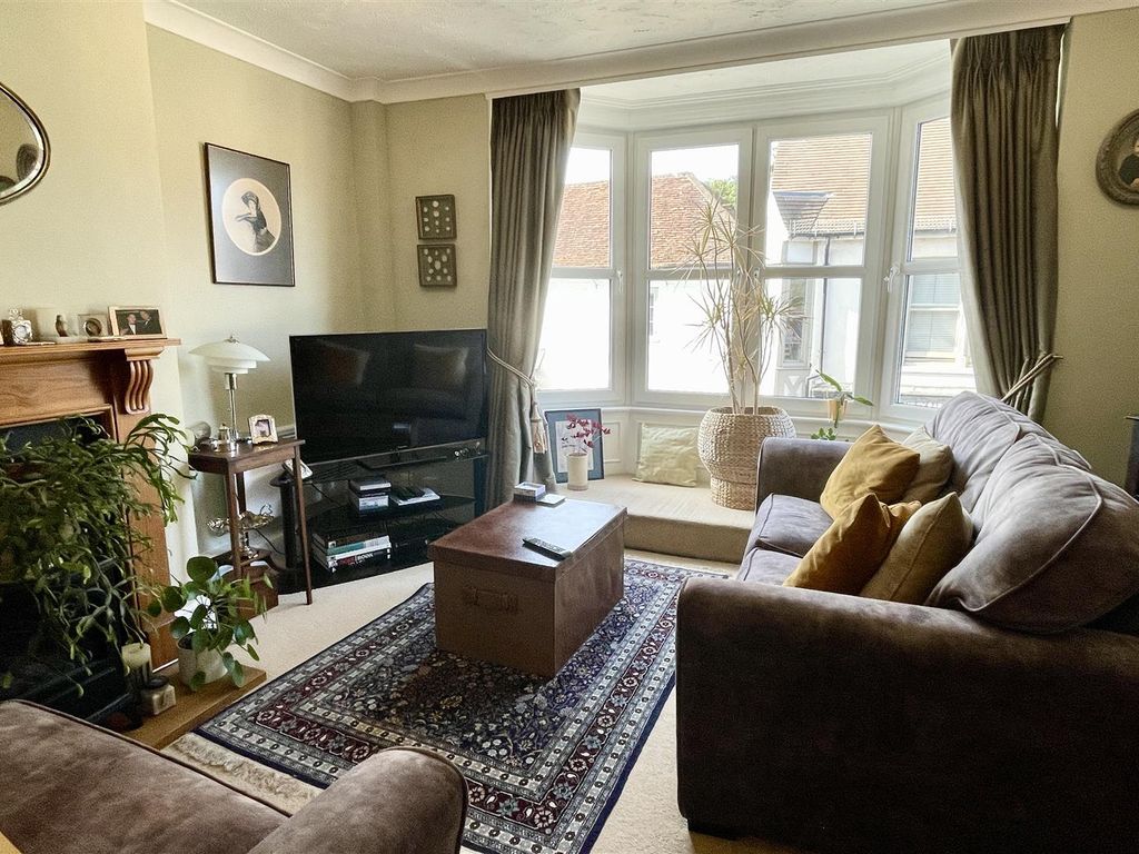 2 bed flat for sale in High Street, Bramley, Guildford GU5, £367,500