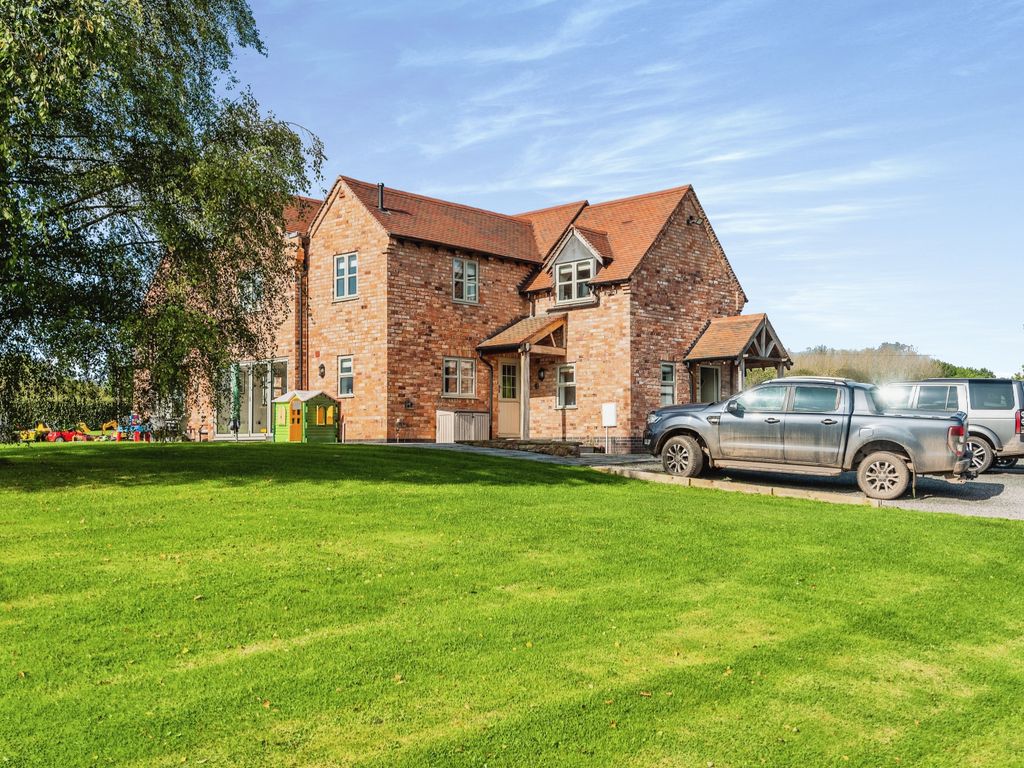 5 bed equestrian property for sale in Cooks Lane, Gloucester GL19, £1,395,000