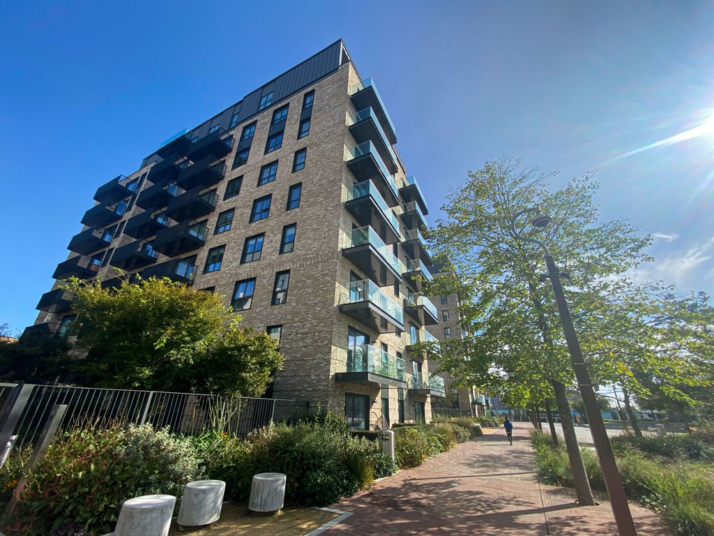 1 bed flat for sale in Green Quarter, Southall UB1, £405,000