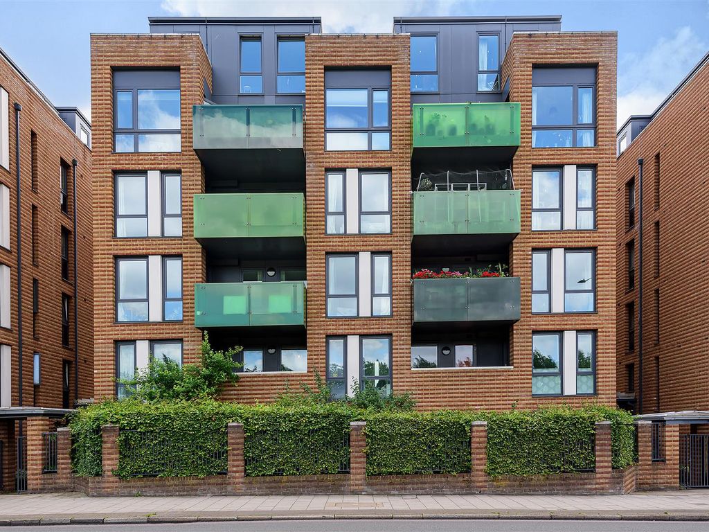 3 bed flat for sale in Seven Sisters Road, London N4, £550,000