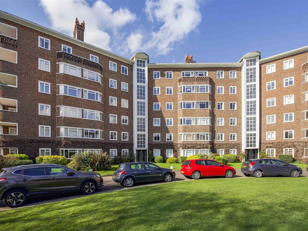 2 bed flat for sale in Queens Road, Richmond TW10, £515,000