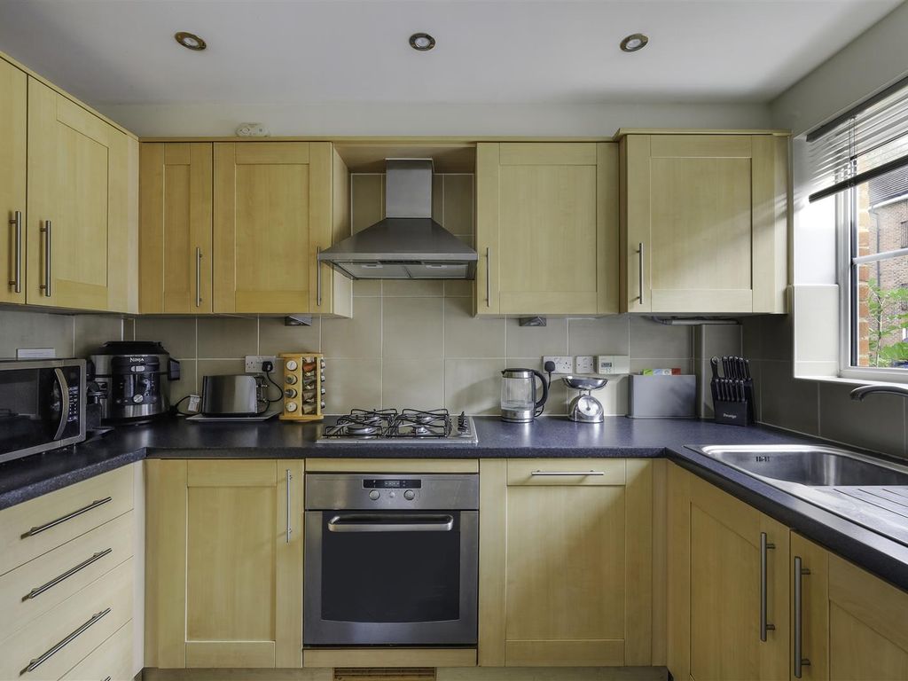 2 bed property for sale in Kingsfield Way, Redhill RH1, £375,000
