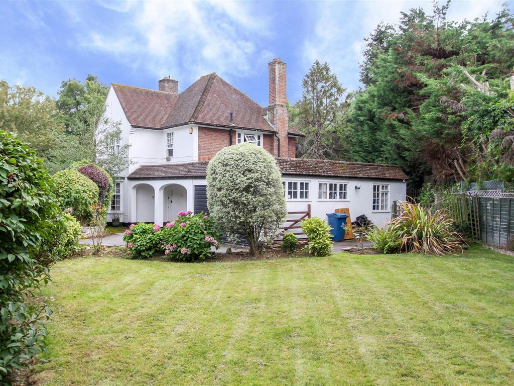 4 bed detached house to rent in Woodhall Gate, Pinner HA5, £3,600 pcm