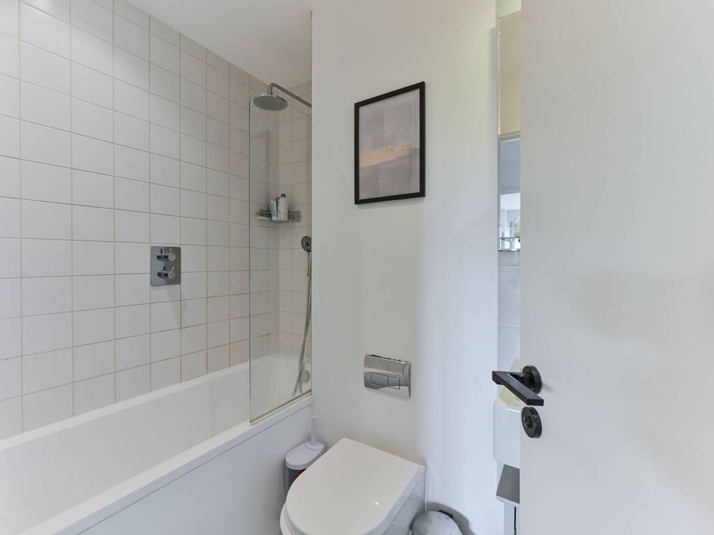 1 bed flat for sale in Cargreen Road, South Norwood, London SE25, £300,000