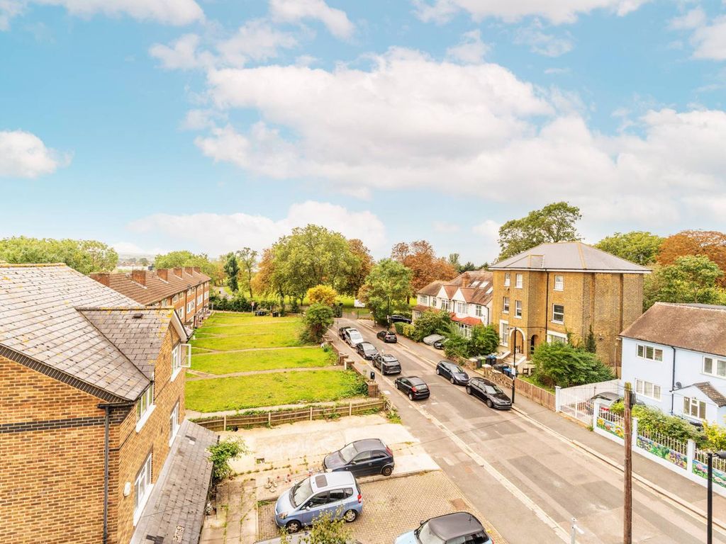 1 bed flat for sale in Cargreen Road, South Norwood, London SE25, £300,000