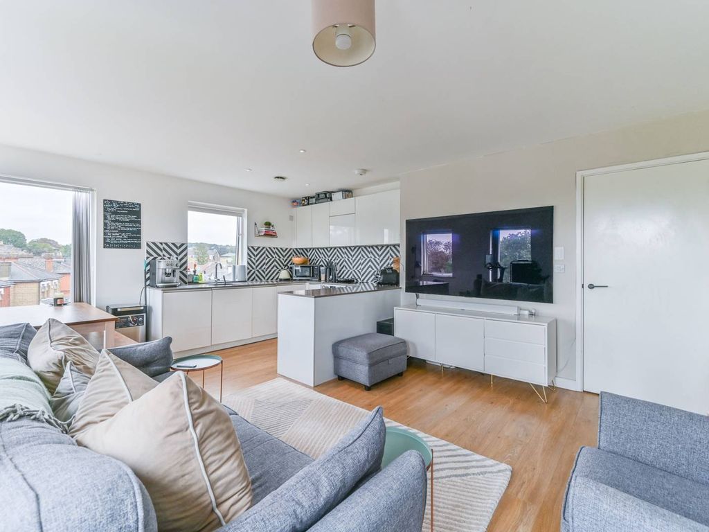 1 bed flat for sale in Cargreen Road, South Norwood, London SE25, £300,000