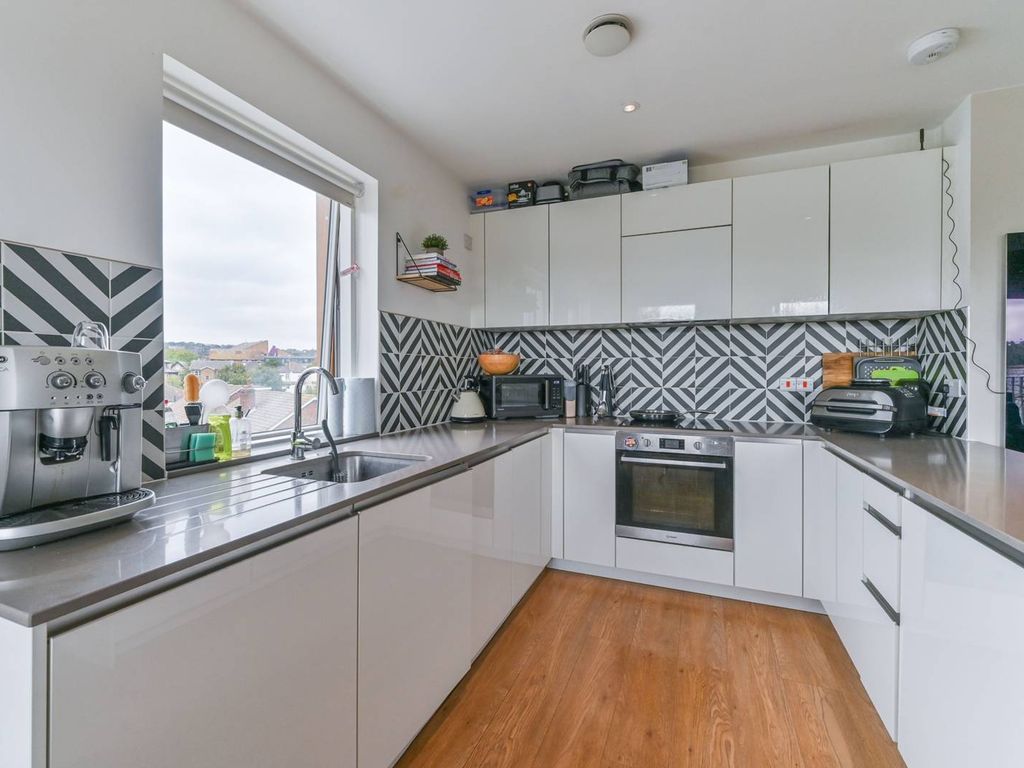 1 bed flat for sale in Cargreen Road, South Norwood, London SE25, £300,000