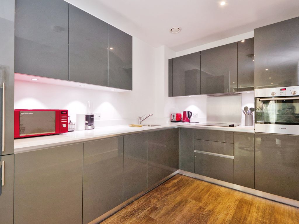 2 bed flat for sale in Plumstead Road, London SE18, £460,000