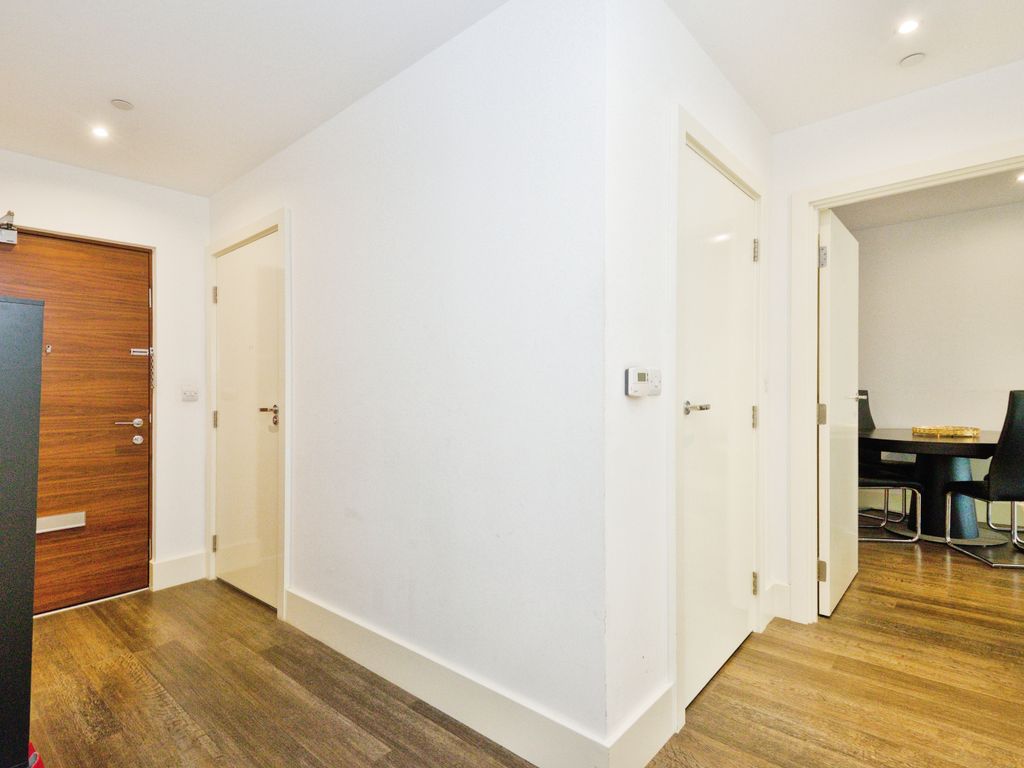 2 bed flat for sale in Plumstead Road, London SE18, £460,000