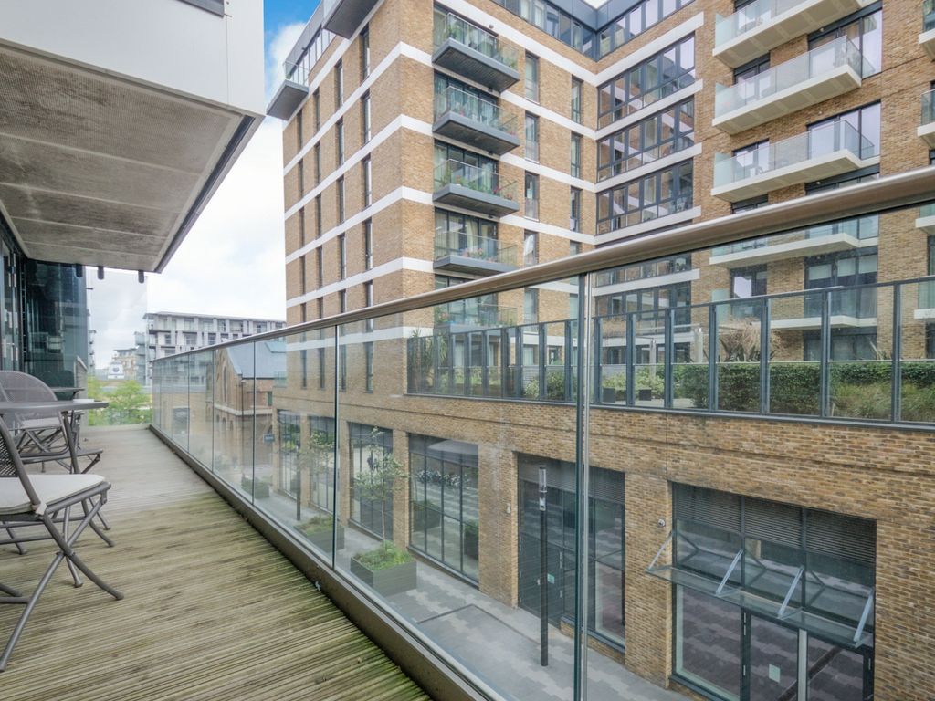 2 bed flat for sale in Plumstead Road, London SE18, £460,000