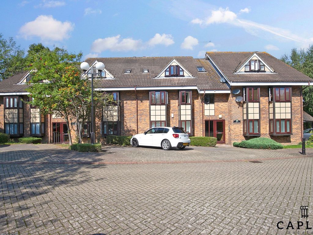 2 bed flat for sale in The Chequers, Hills Road IG9, £350,000