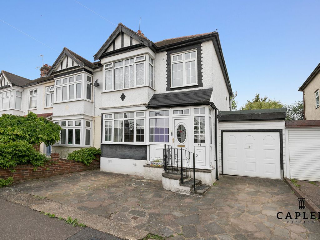 3 bed end terrace house for sale in Chestnut Avenue, Buckhurst Hill IG9, £650,000