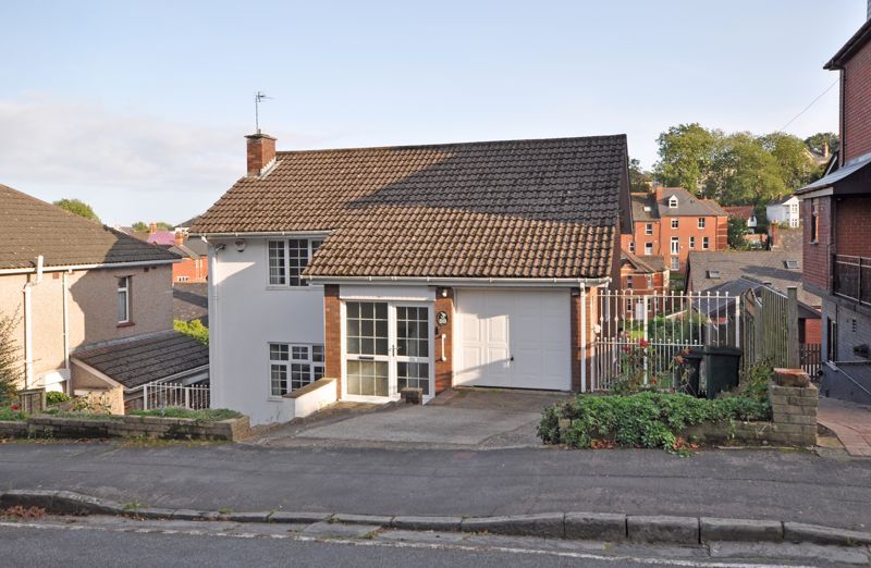 3 bed detached house for sale in Spacious House, Oakfield Road, Newport NP20, £365,000
