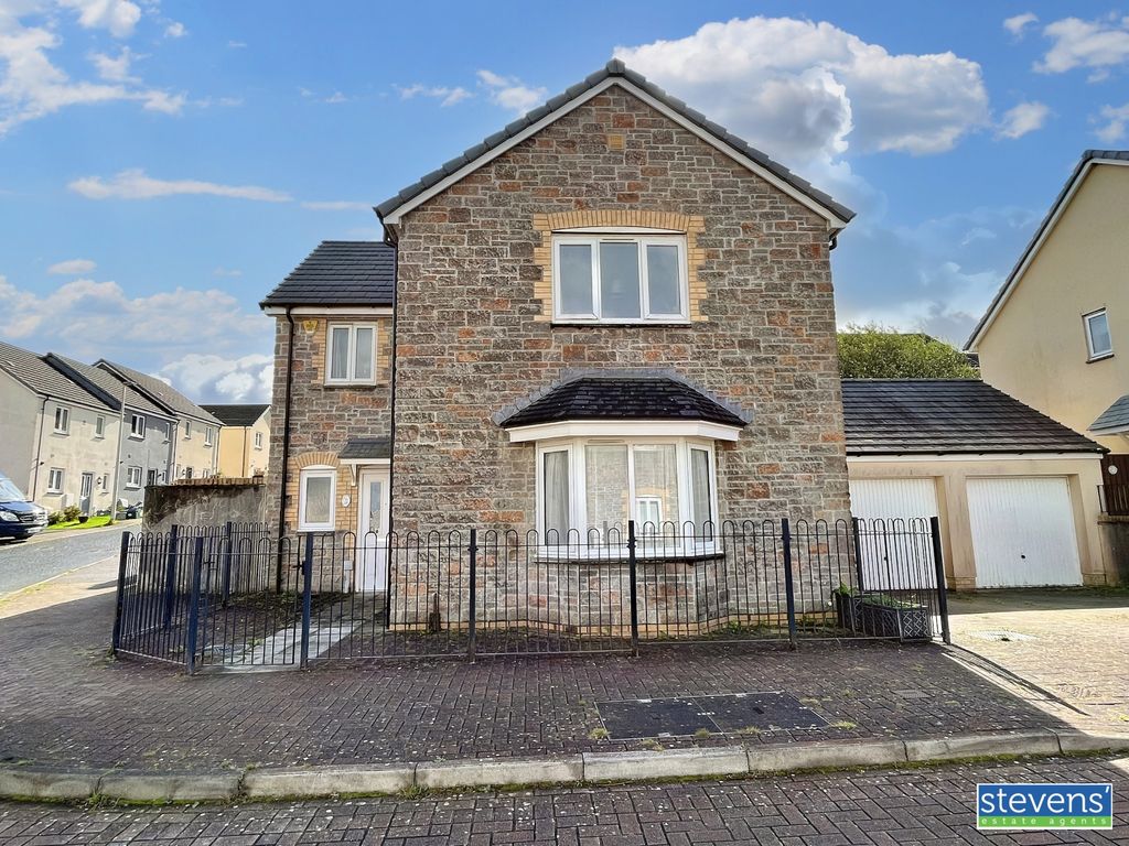 4 bed detached house for sale in Hillside Drive, Okehampton EX20, £395,000