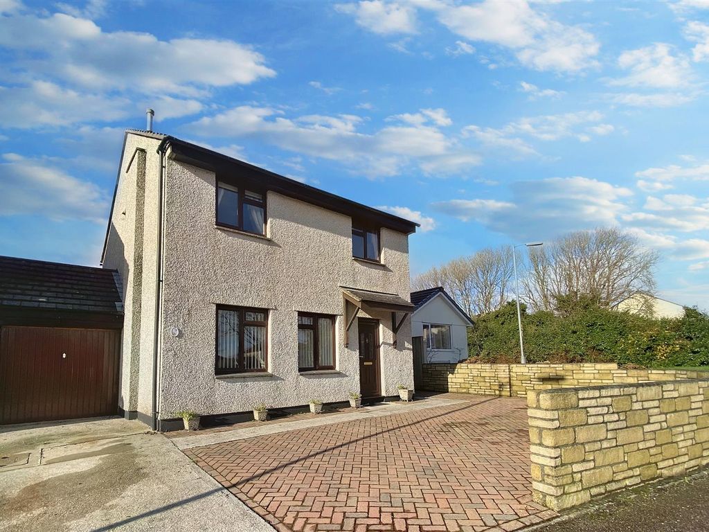 4 bed link-detached house for sale in Tremenheere Avenue, Helston TR13, £380,000